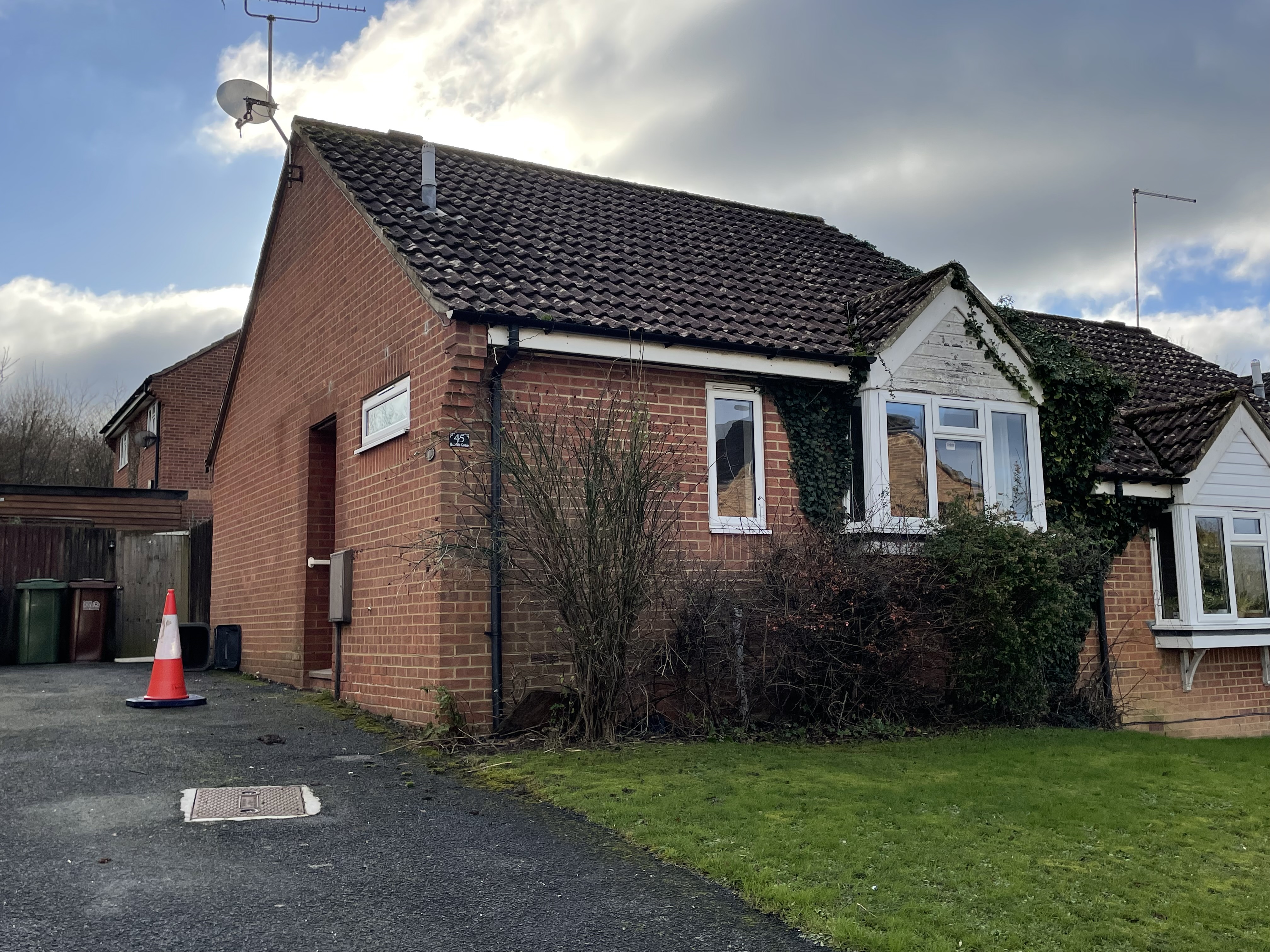 45 Heathfield Gardens, Robertsbridge TN32 5BD - Freehold Bungalow image 5